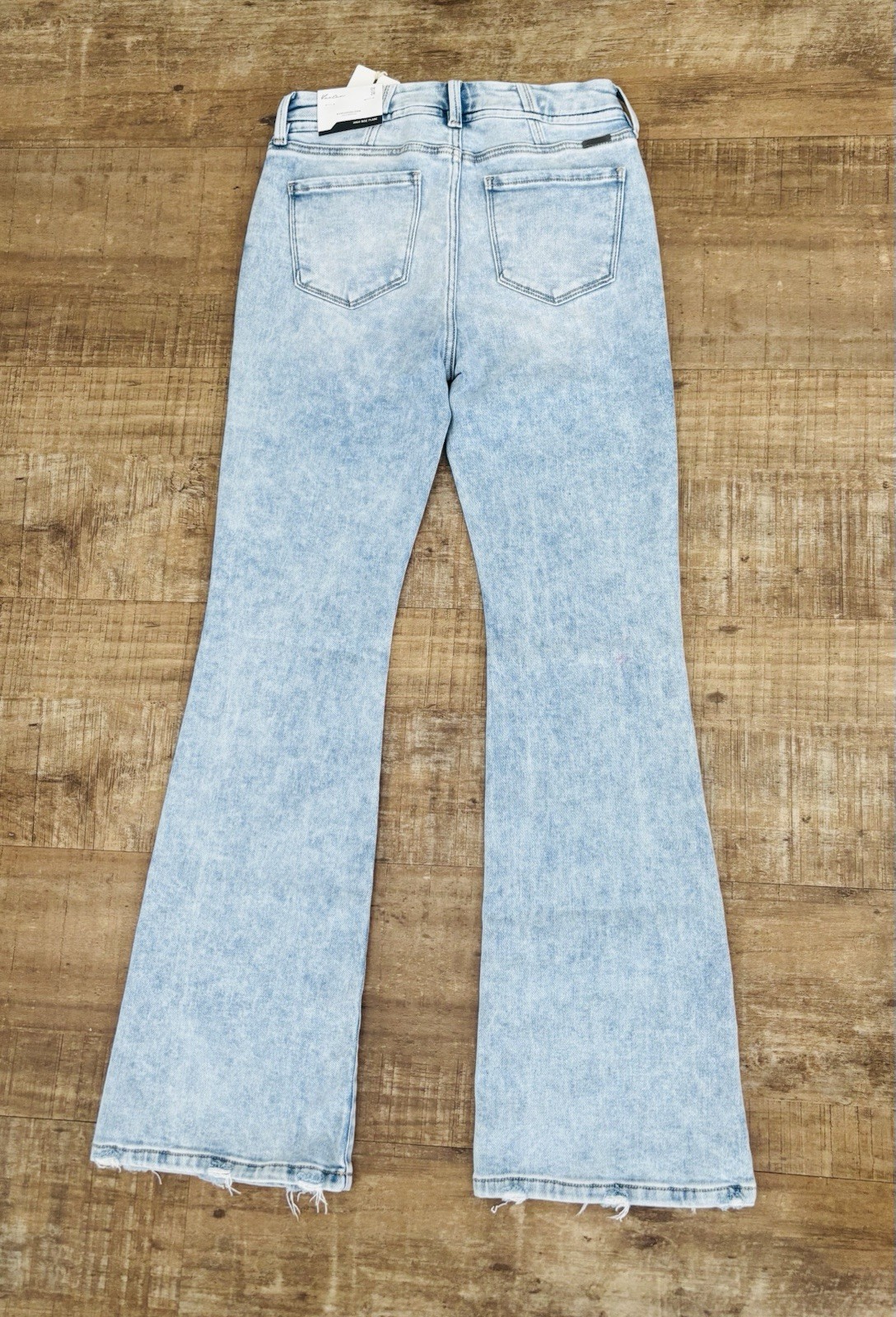 NWT KanCan High Rise Flare light wash size 09/28 31.5″ inseam