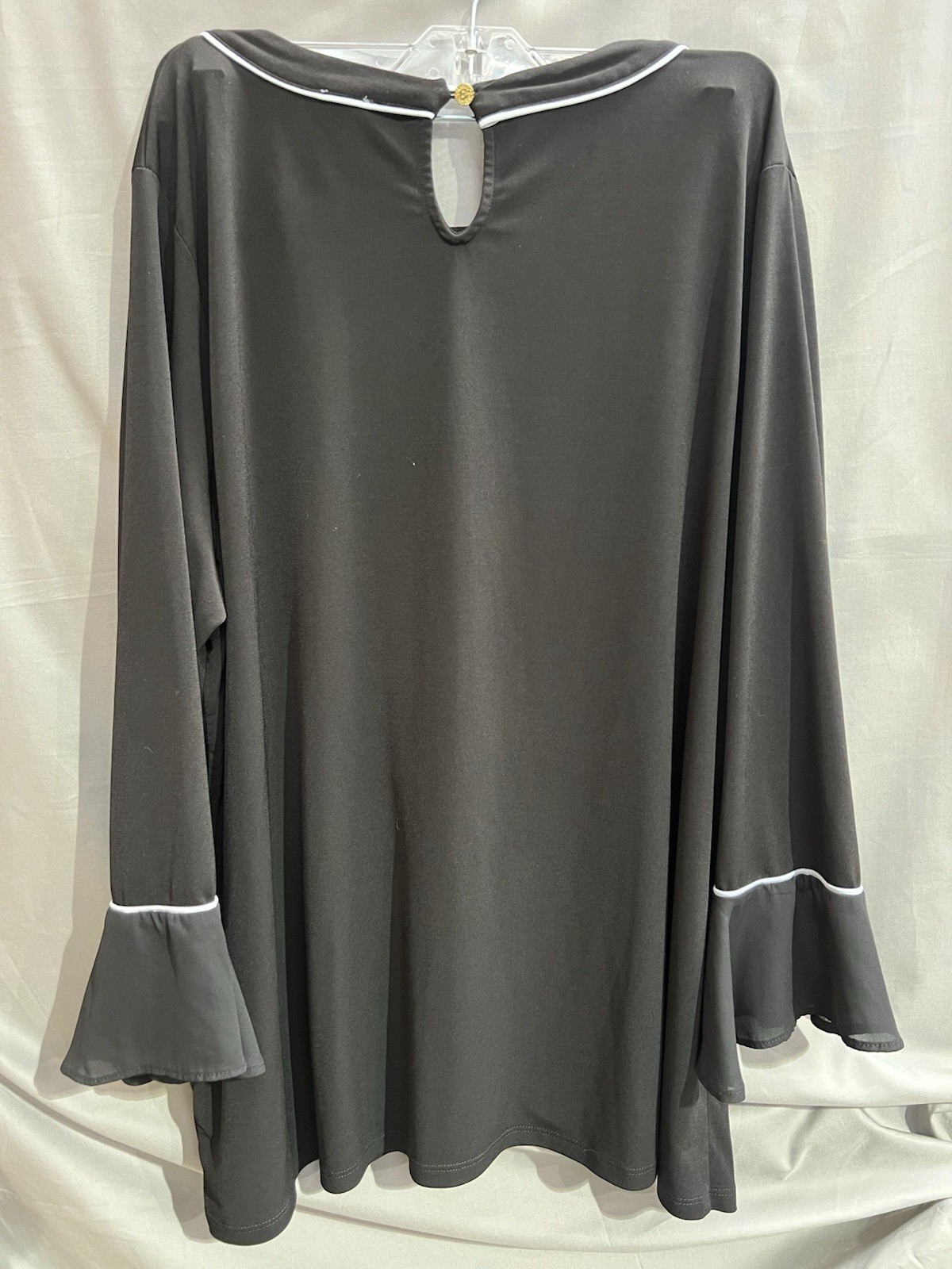 Anne Klein Black Blouse Plus Size 1X White Piping Pleat Neck Bell Sleeve TG2391