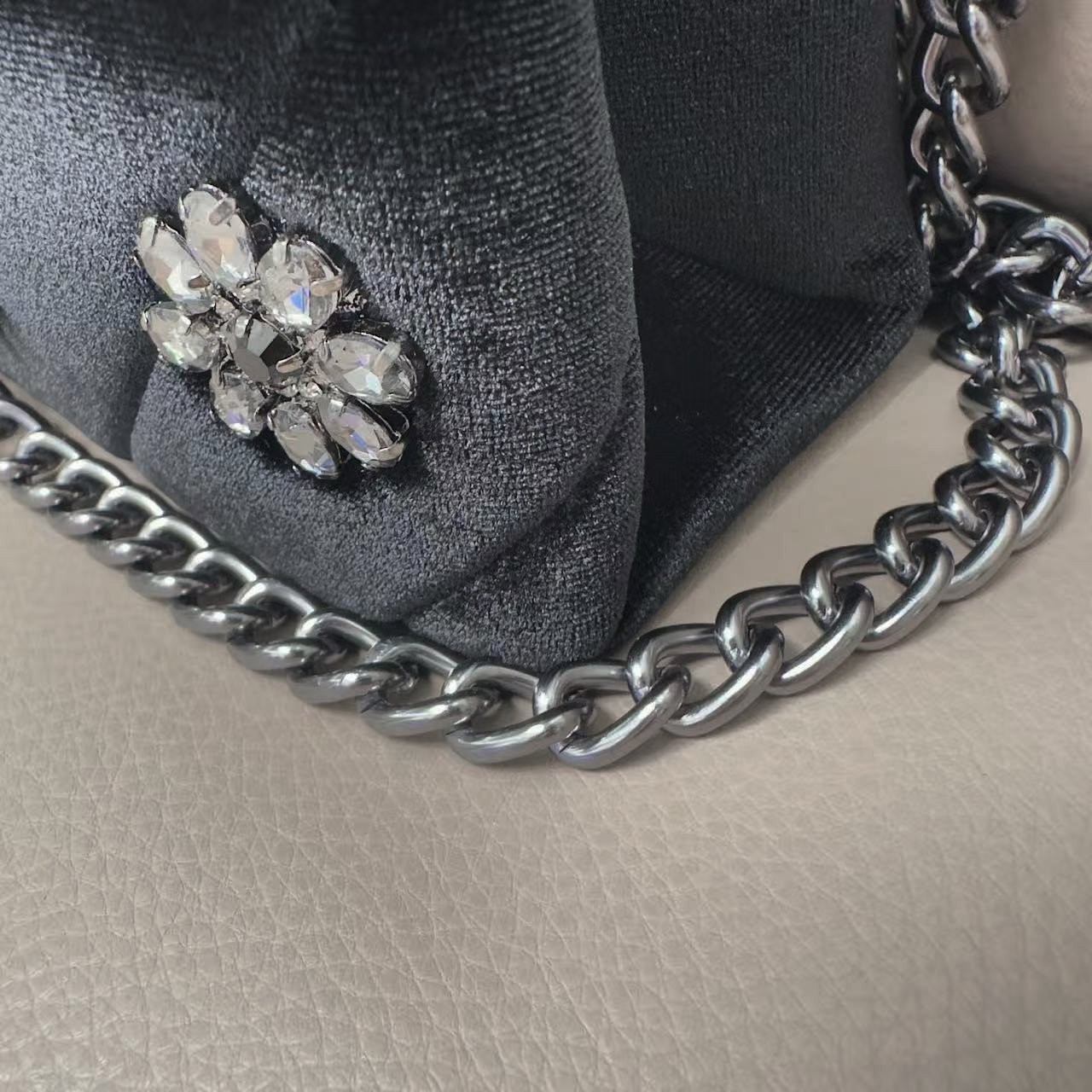 Kurt Geiger London Black Velvet Quilted Crossbody Silver Eagle Flower 20×8×15 cm