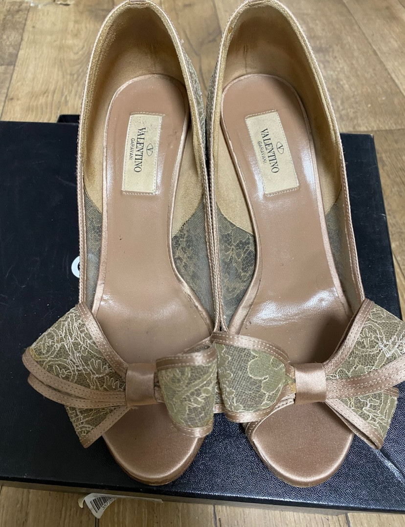 Valentino Garavani Lace Bow Peep Toe Pumps Beige Satin Kitten Heels EU 38 US 8