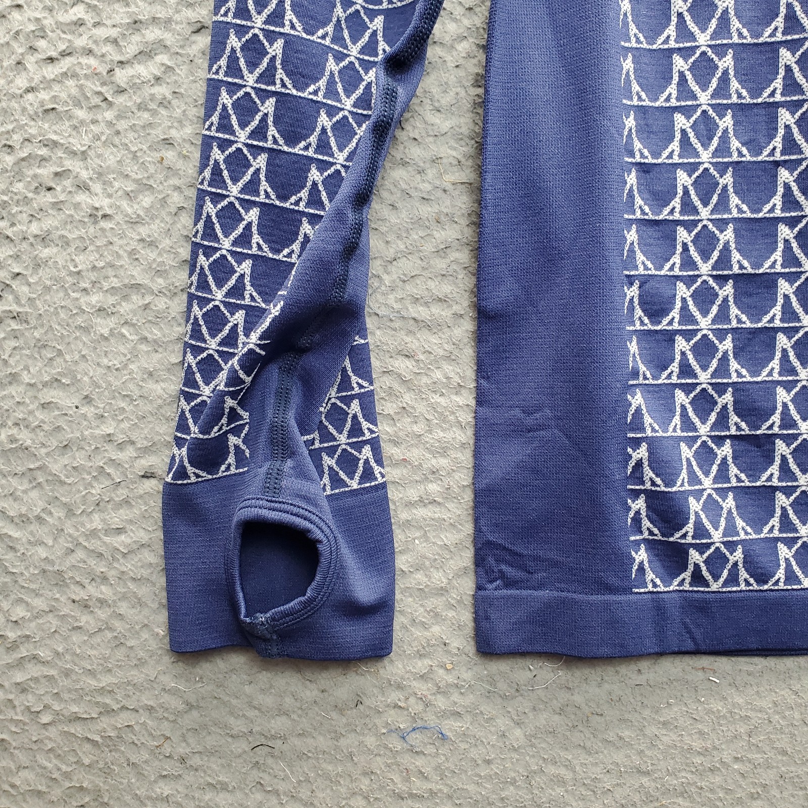 Mountain Horse Equestrian Magic Tec Top Womens L/XL Multicolor Thumb Hole Sleeve