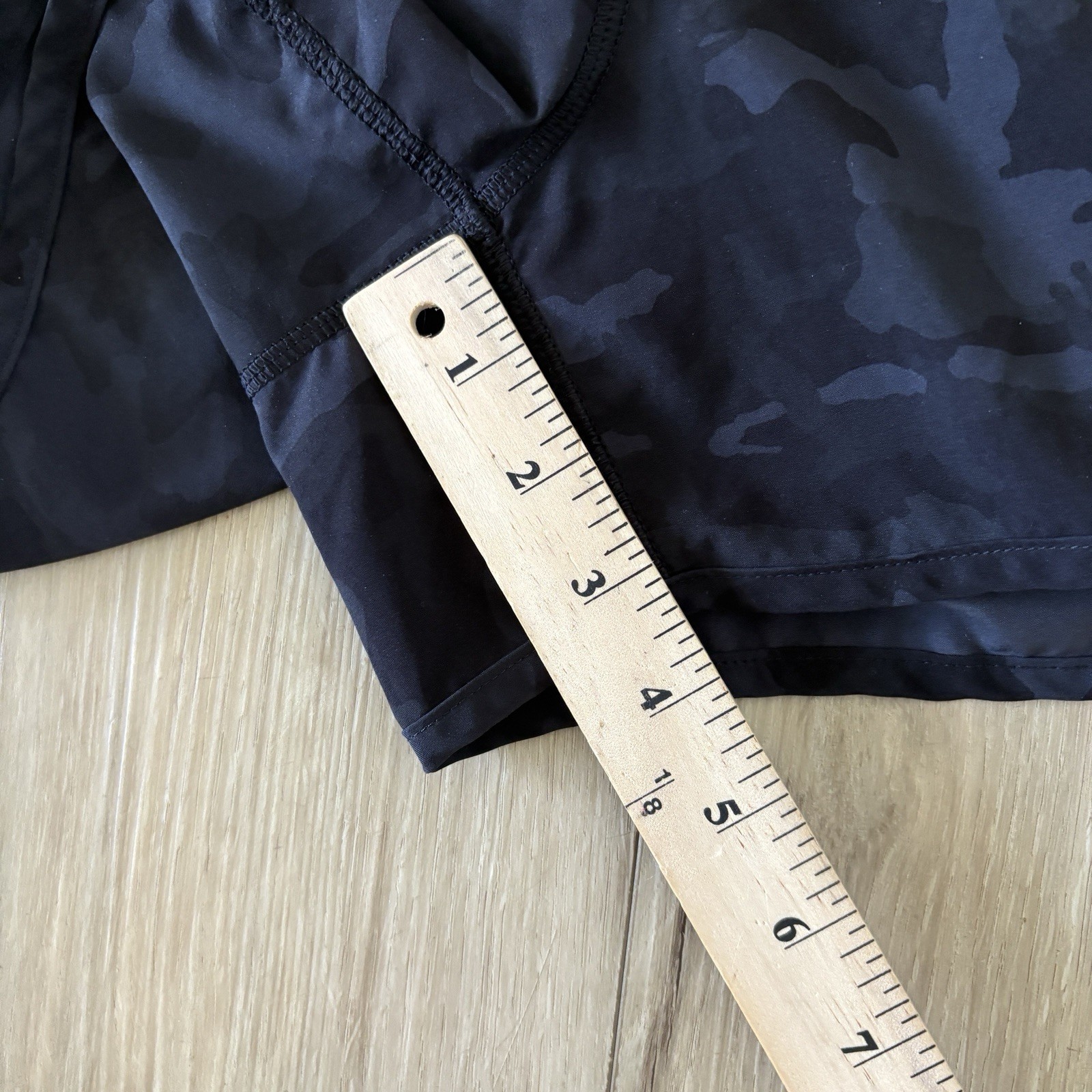 Lululemon Tracker Shorts V 4” Heather Lux Camo Black Low Rise Size 8 (W7AT8S)