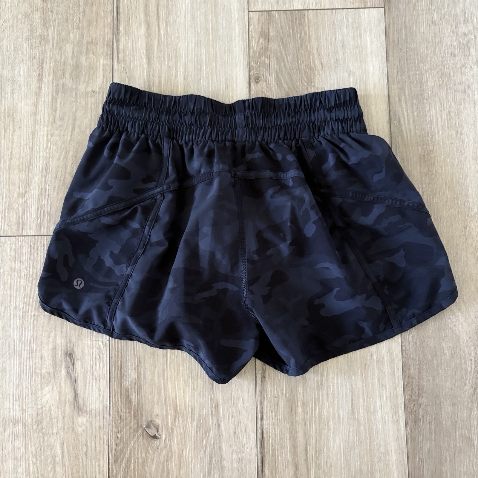 Lululemon Tracker Shorts V 4” Heather Lux Camo Black Low Rise Size 8 (W7AT8S)