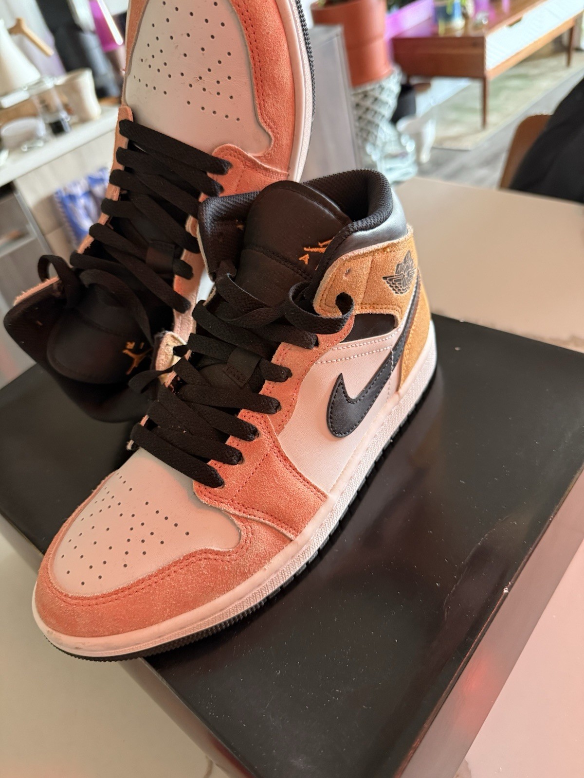 Jordan Air Jordan 1 Mid Apricot SE Flight Club Suede DX4332-800 White Peach
