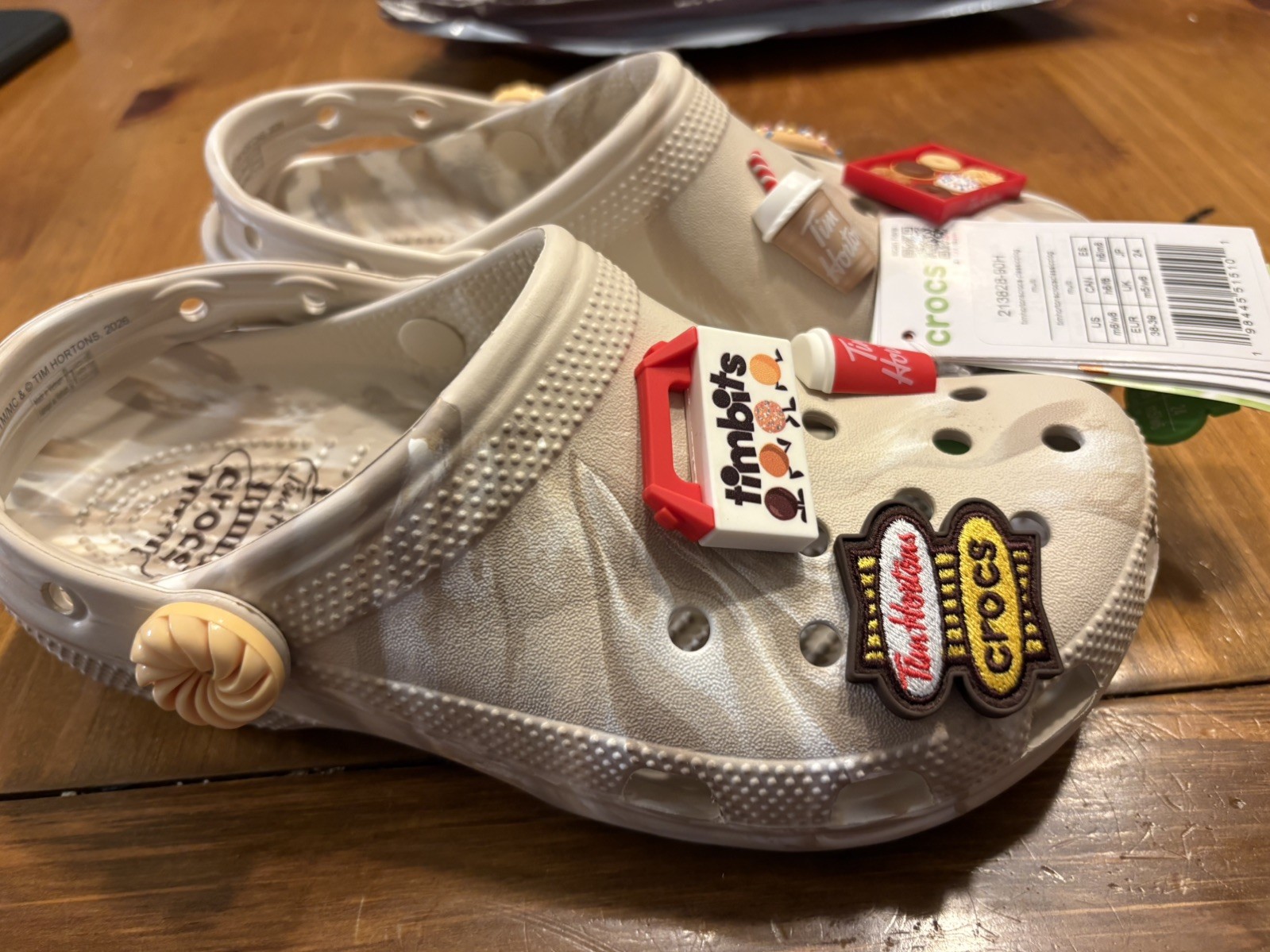 Size 8W 6M Tim Hortons Crocs Iced Capp Swirl Limited Edition 6 Charms SIZE 8W,6M
