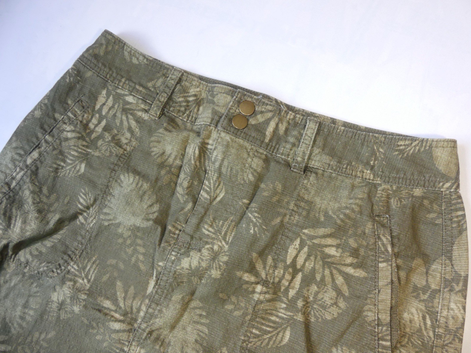 L.L.Bean green cargo skirt with leaf pattern. Size: 6 with pockets and zipper