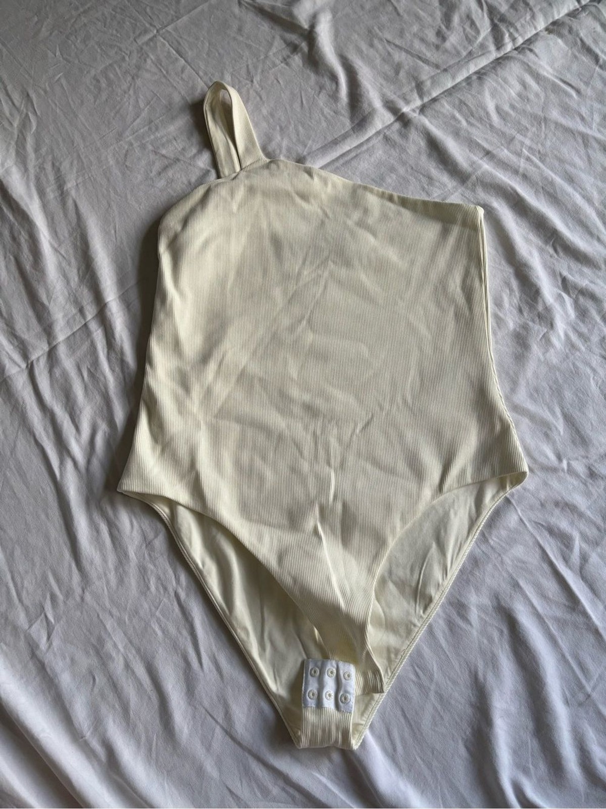 Gauge81 Cream One-Piece Asymmetrical Strap Bodysuit