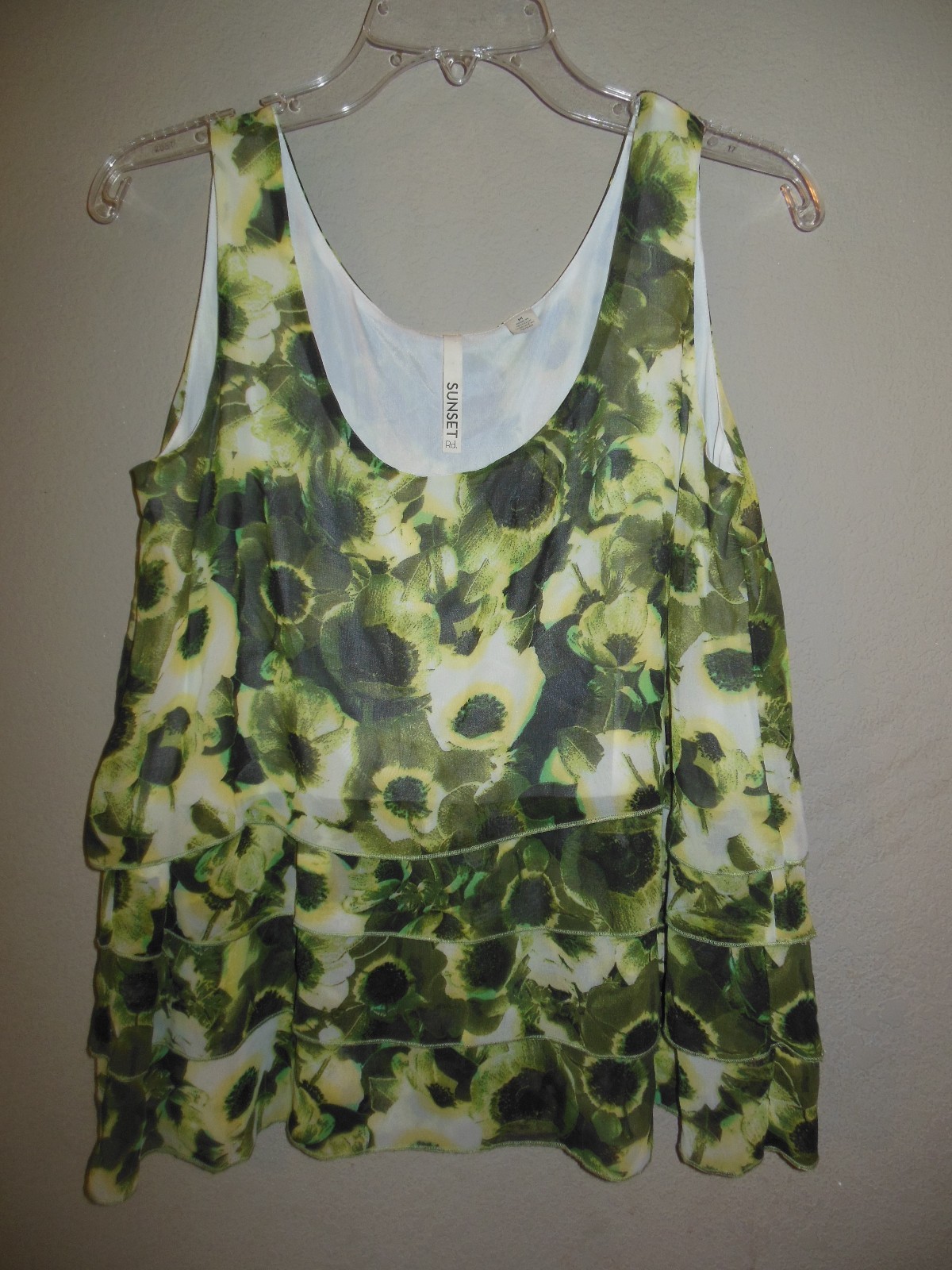 Sunset Rd Women’s Green Floral Sleeveless Tiered Lined Blouse Size Medium