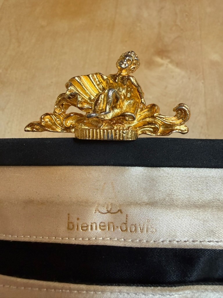 Bienen-Davis 1940s Blck Satin Clutch – Seashell Clasp, Mirror & Coin Purse