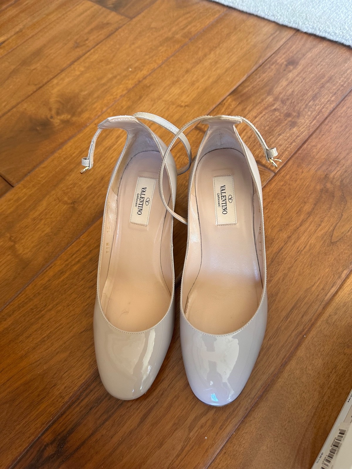 VALENTINO MARY JANE PUMPS NUDE PATENT/ 37 / Very Good Condition/true to size