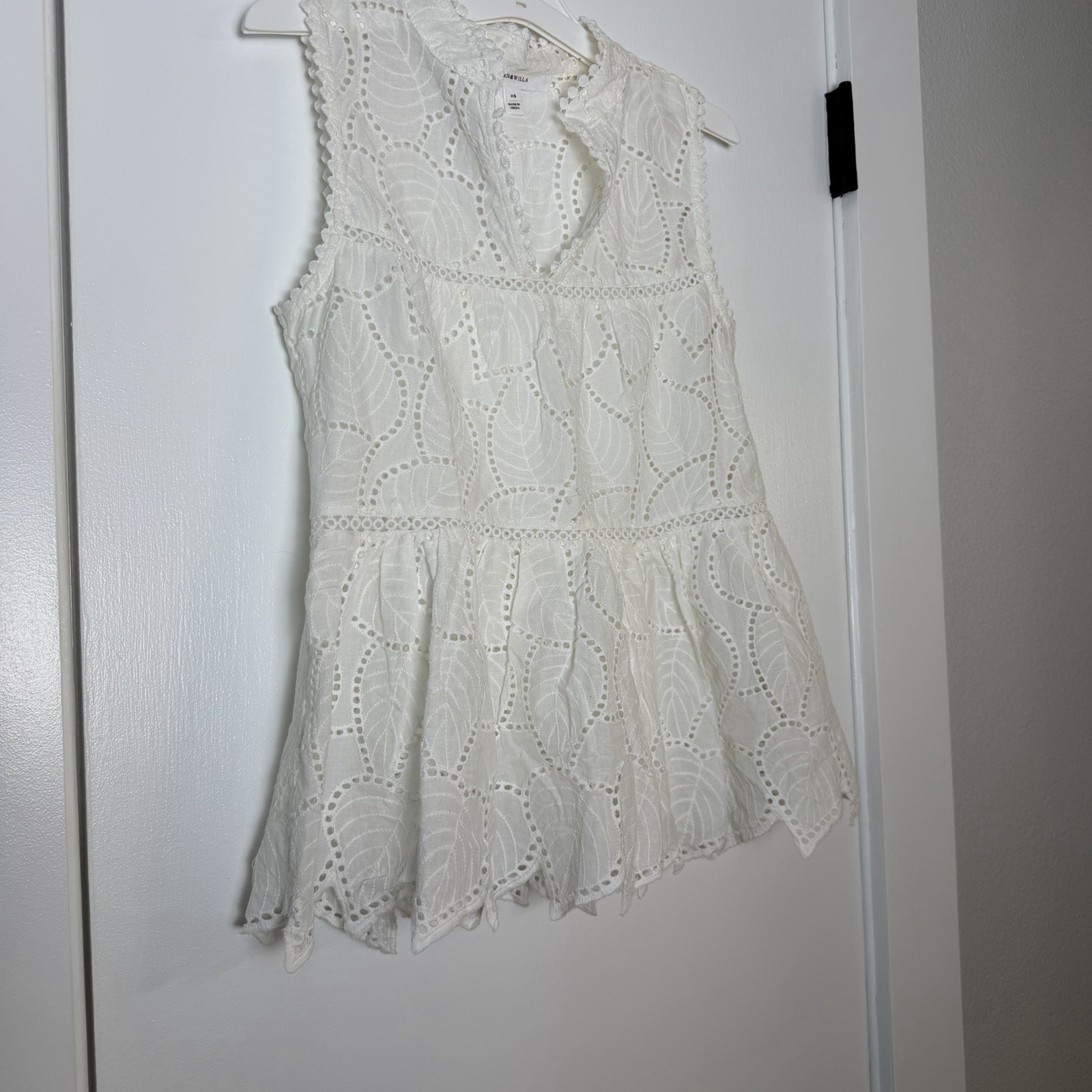 Wren & Willa Women’s White Eyelet, Sleeveless Blouse XS