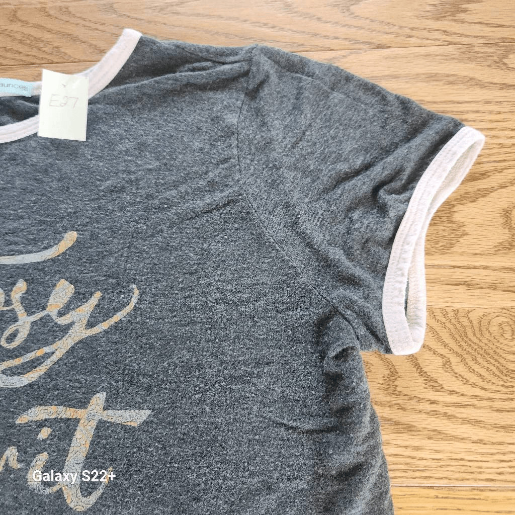 E27 Maurices “Gypsy Spirit” short sleeved t shirt gray w pink trim & lettering