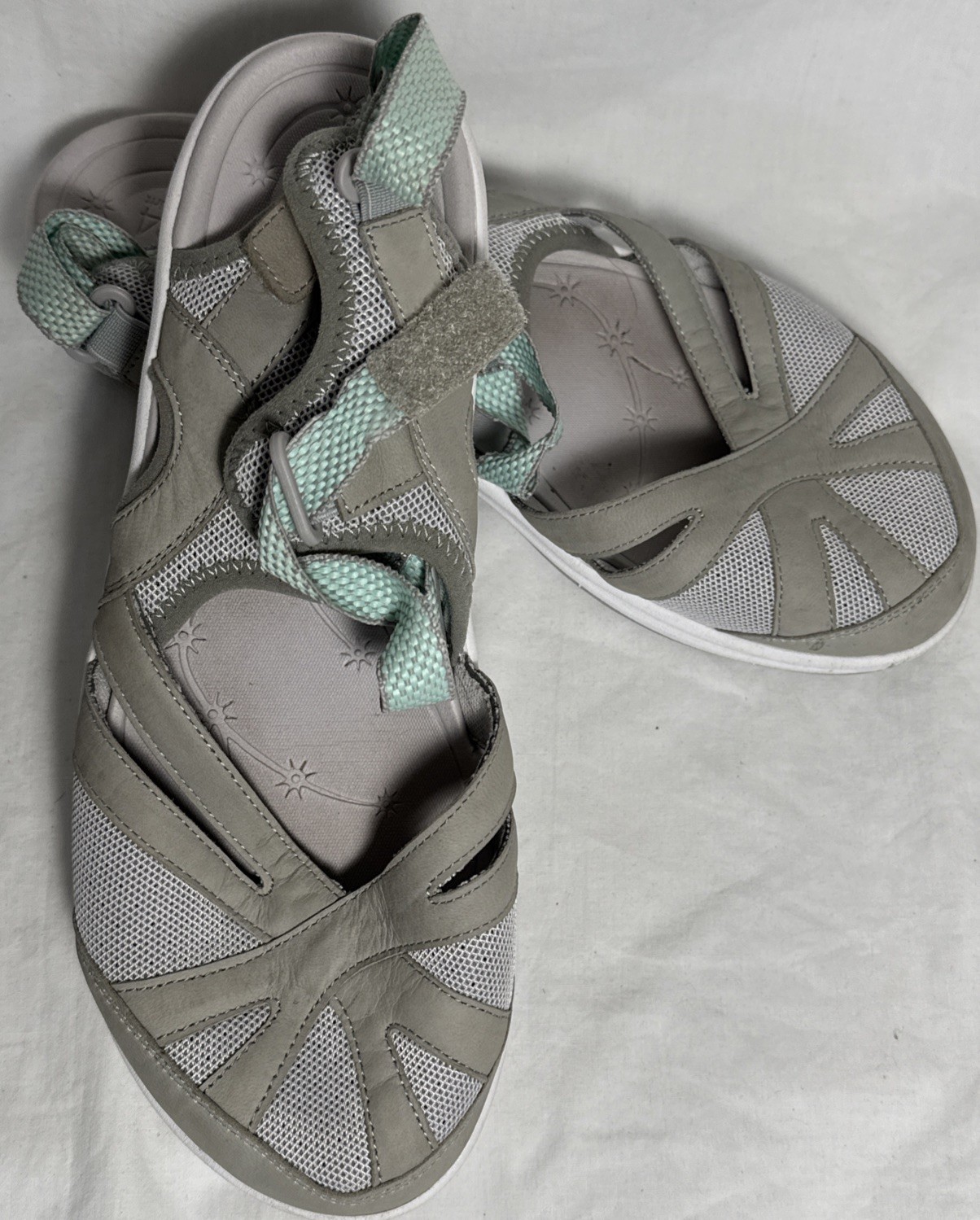 Easy Spirit Explore24 Womens 8 1/2 WW Seesplash Sandals Light Gray & Mint Green