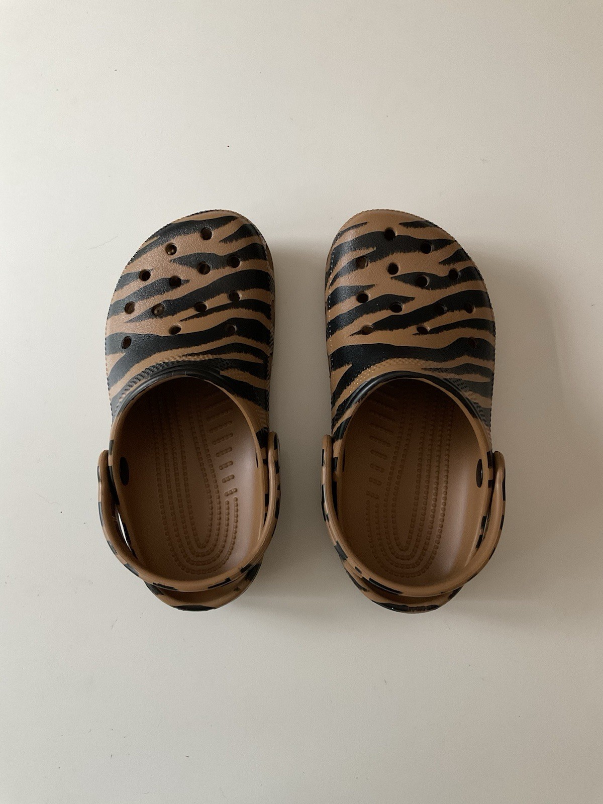 NWOT Crocs Zebra Clogs Sandals Sz M2 W4 M 2 W 4 Brown Black Zebra Print