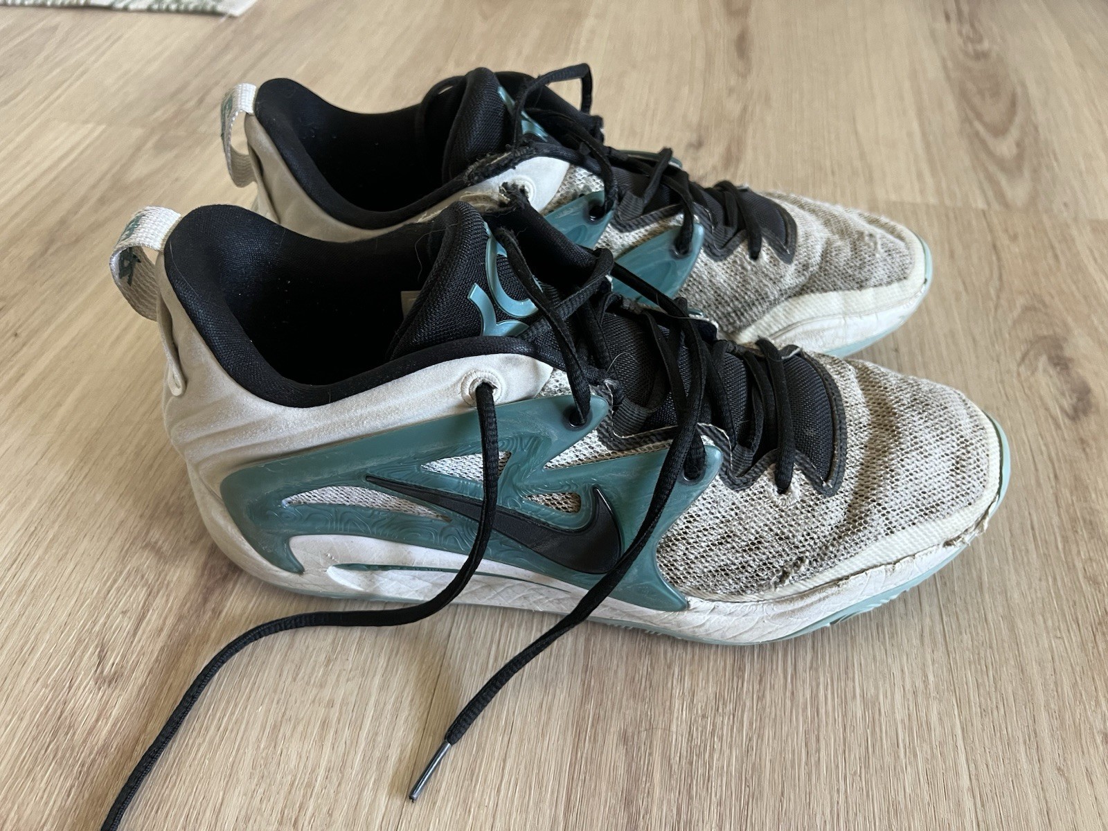 Nike KD 15 Men’s Low Top Mesh Lace-Up Athletic Sneaker White Teal Black