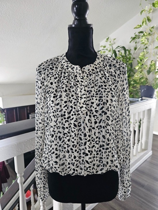 Size S Women’s Black and White Leopard Print Blouse