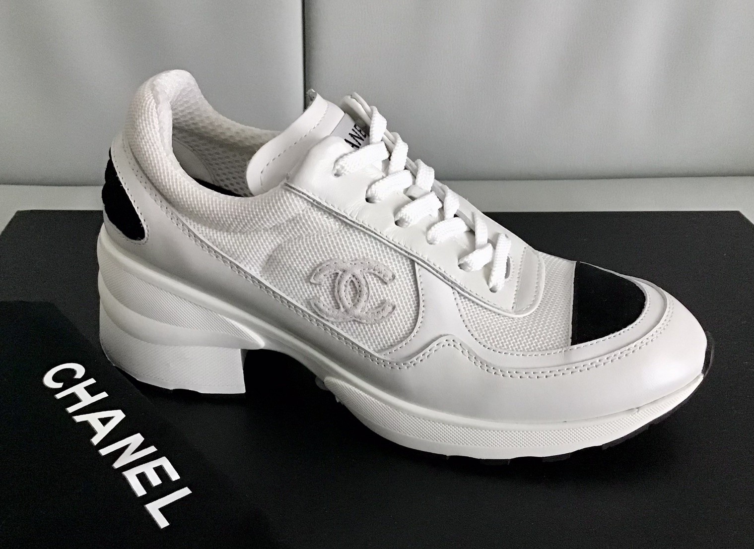 Fashion Sneakers Shiny Calfskin Leather White/Black Suede/Mesh-Size 8.0-8.5 NEW