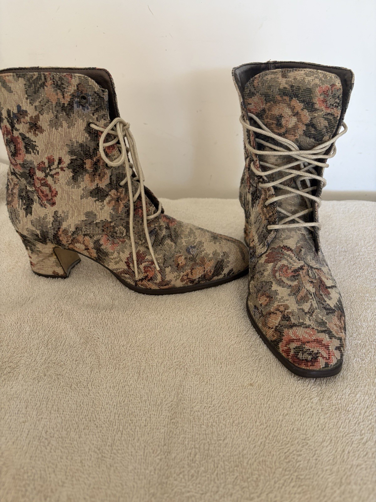 Women’s Floral Tapestry Lace-Up Ankle Bootie Pointed Toe Block Heel Sz 7