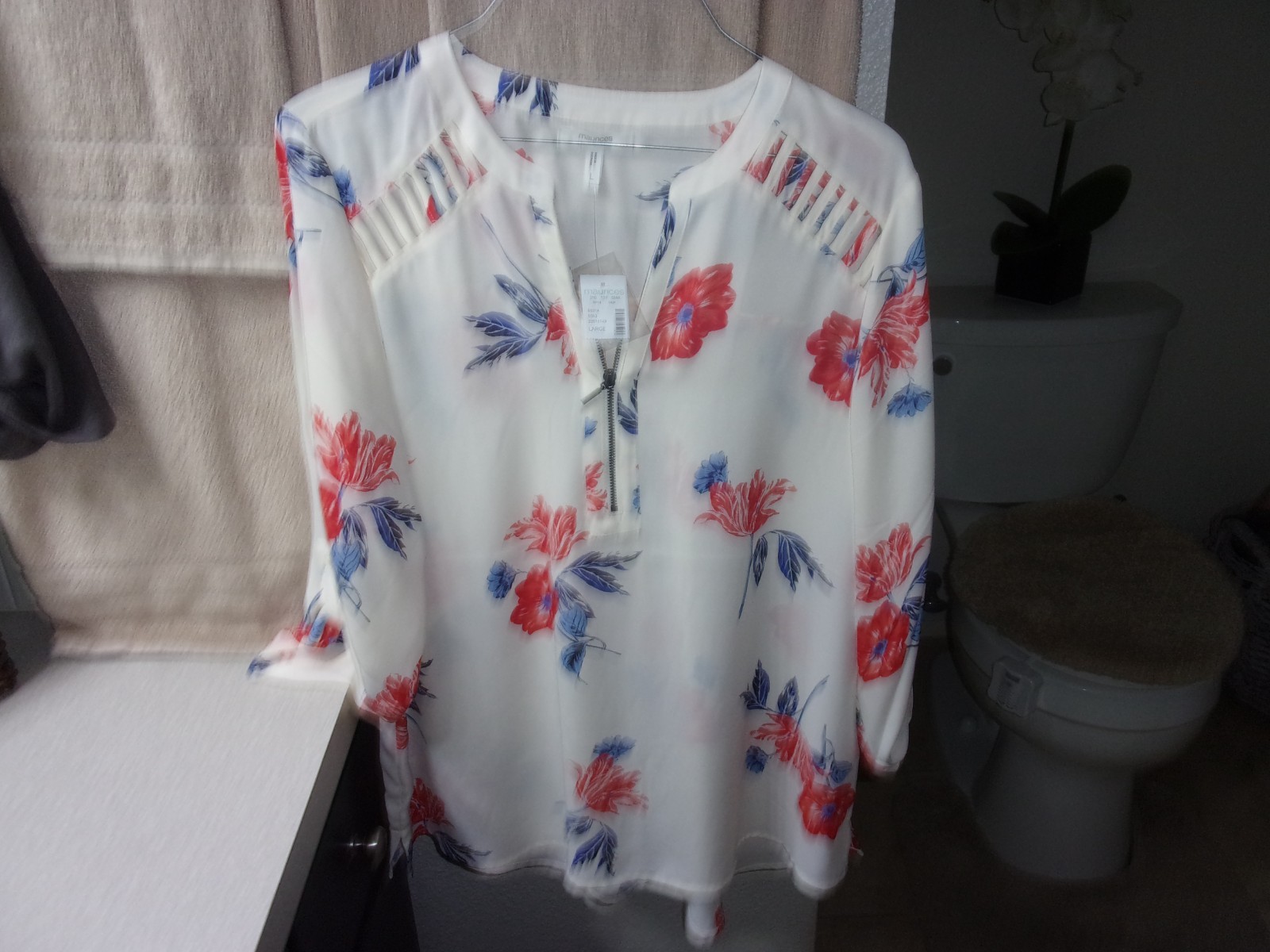 NEW w/Tag ~ Maurices Pretty Flower Blouse w/zipper detail ~ Size “Large”