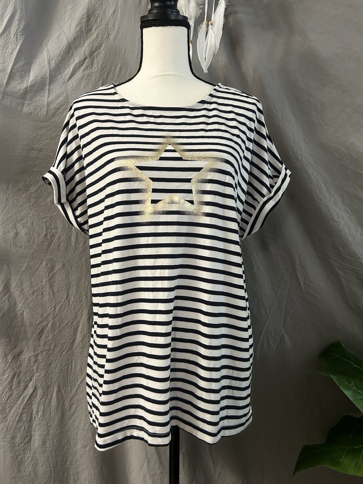 Absolutely Famous women’s XL white blue striped knit t-shirt gold glitter star