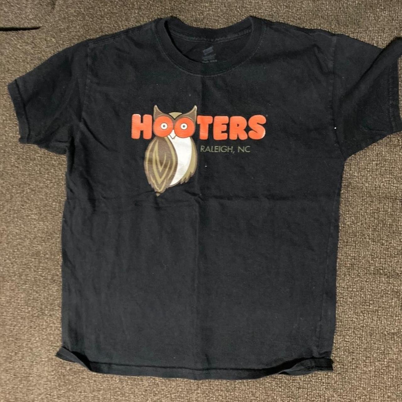 Hooters tee