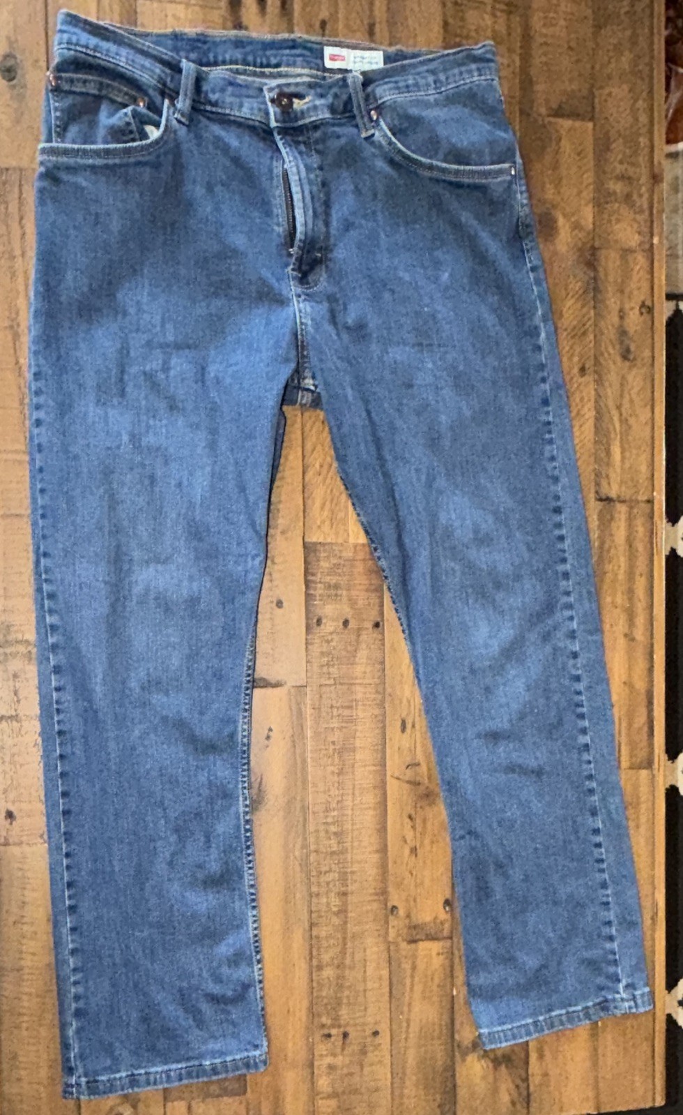 Wrangler Men’s Straight Fit Blue Medium Wash Stretch Denim Jeans 5-Pocket
