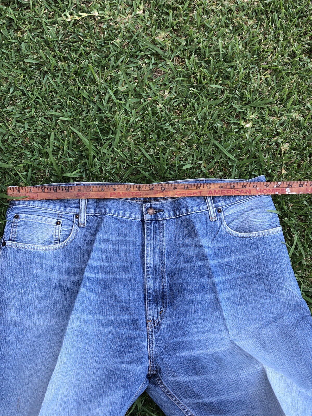 Vintage Levi’s Men’s 559 Relaxed Fit Jeans Med Wash 46 x 30 Cleaners Starch