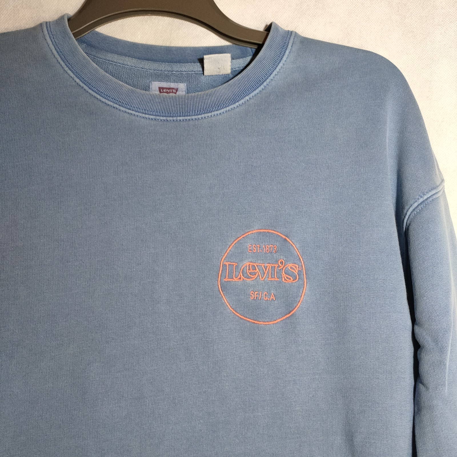 Levi’s Embroidered Sweatshirt Size M Blue Pastel Pink Circular Logo Spellout