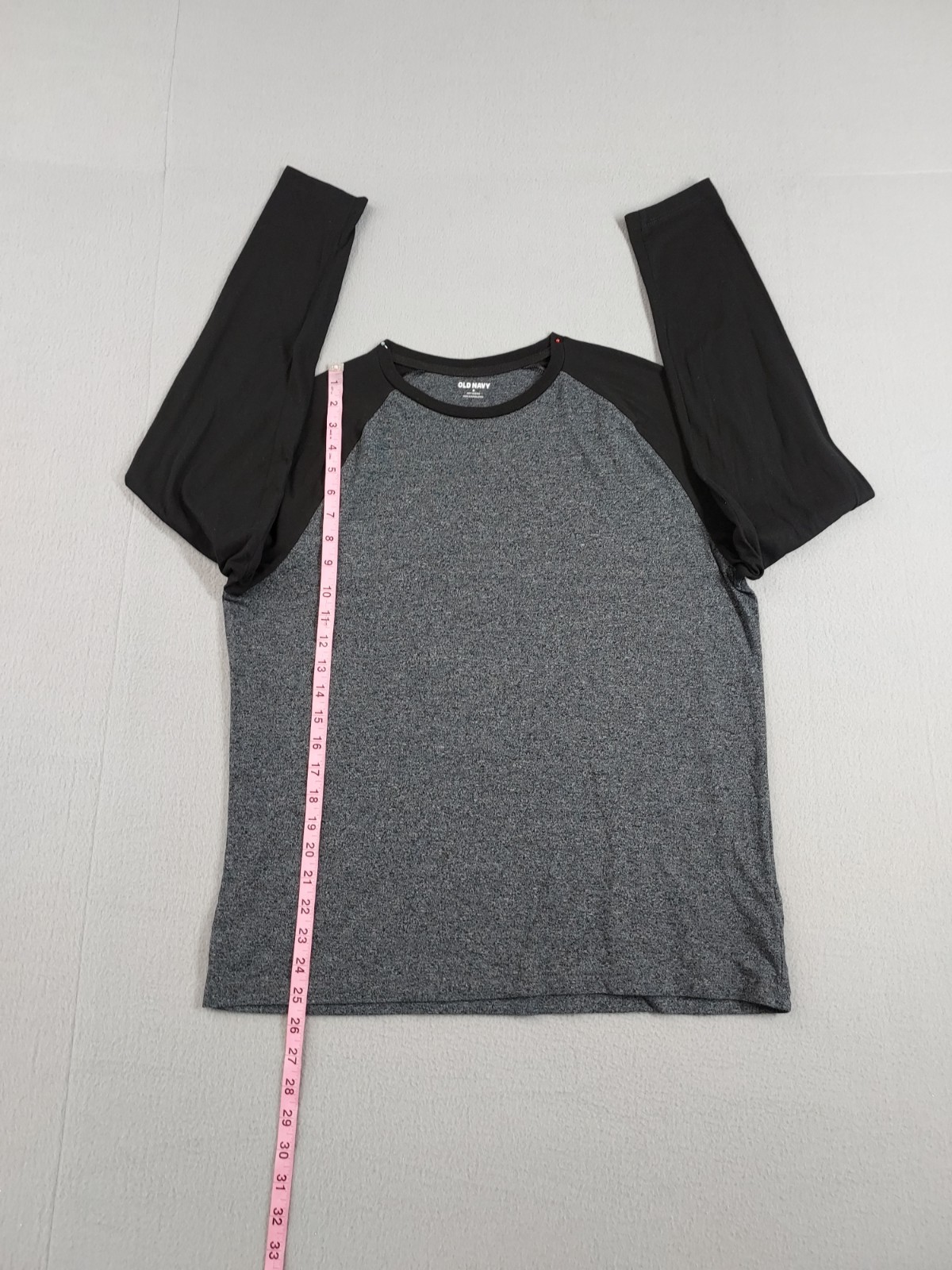 Old Navy Men Athletic Top M Black Gray Crew Neck Long Raglan Sleeve Logo Active