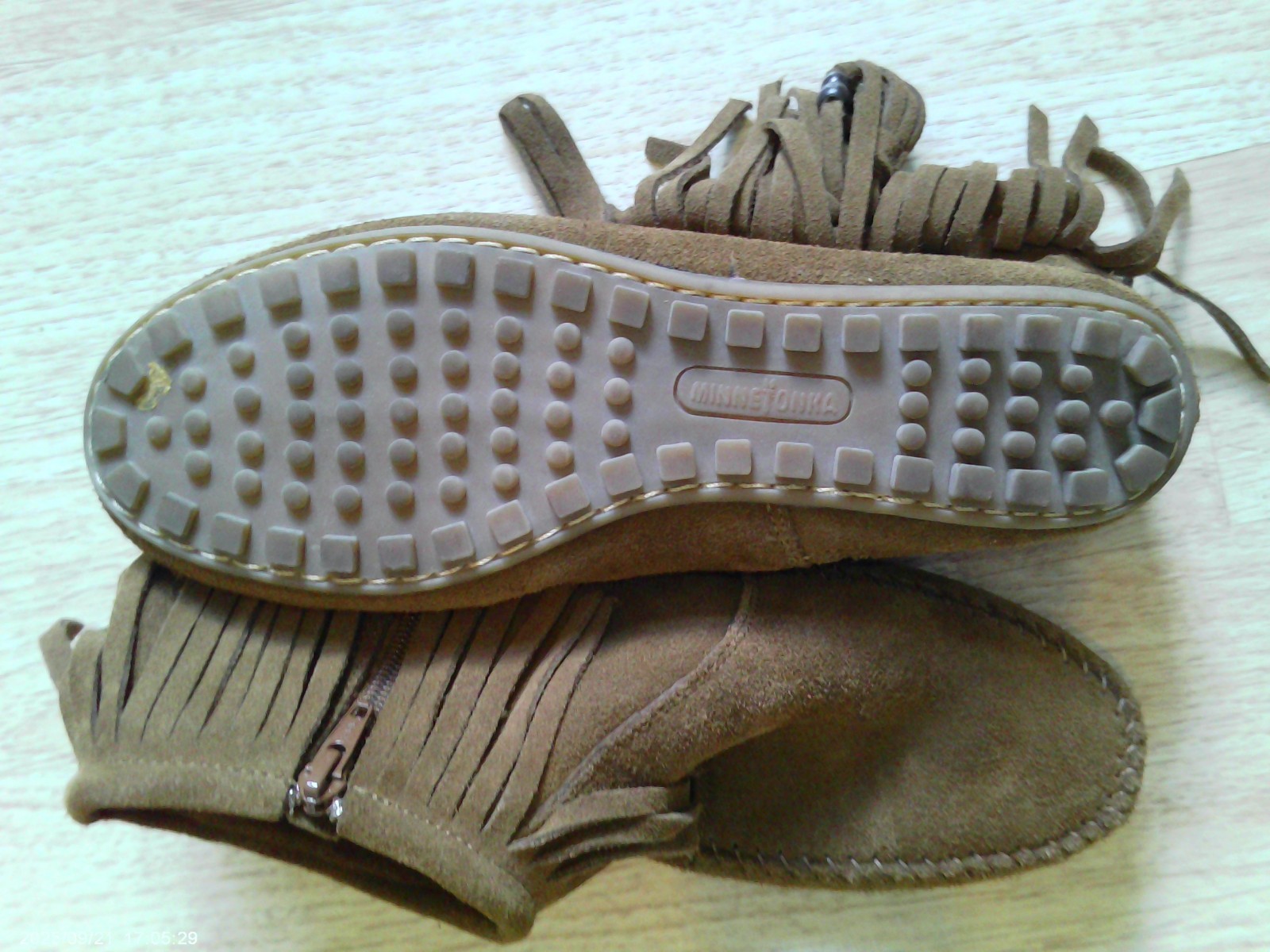 Minnetonka Moccasins Womens 9.5 9 1/2 Suede Fringe Beads Boho Shoes Slippers