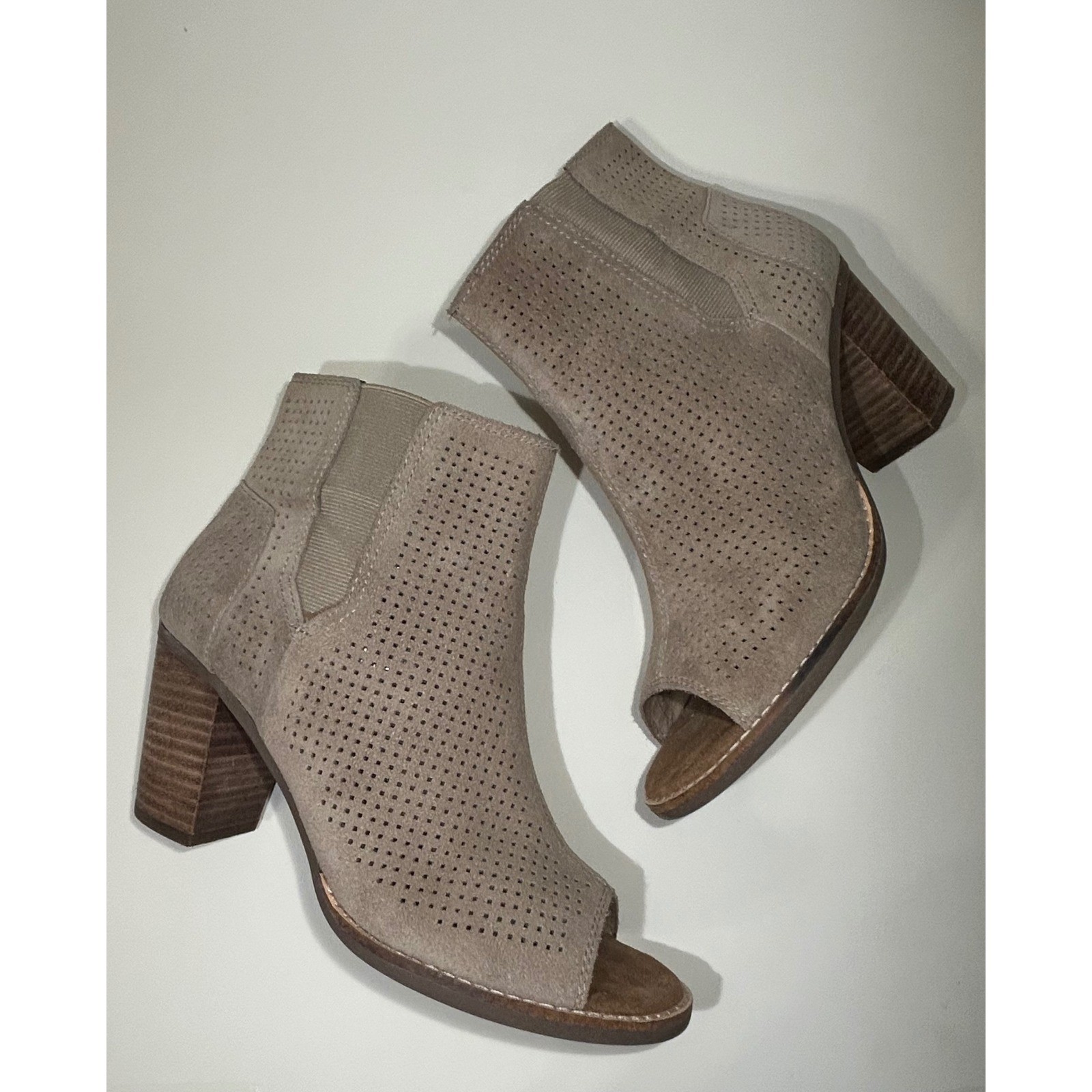 Toms Majorca Peep Toe Booties Taupe Perforated Suede Tassel 7 10004983