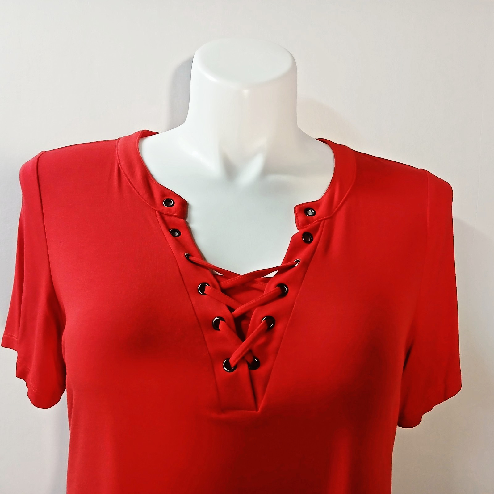 Avenue Women’s Red Asymmetric Hem Lace Up Neck Short Sleeve Tunic Top Size 14/16