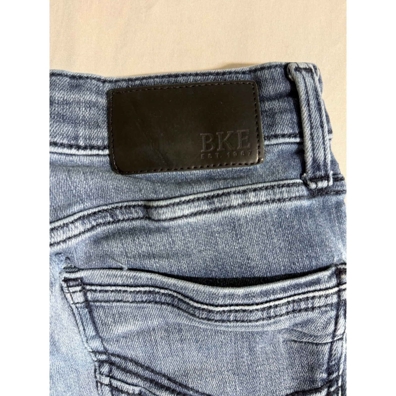 BKE Alec Straight Leg Jeans Womens 28×32 Medium Wash Distressed Contrast Stitch