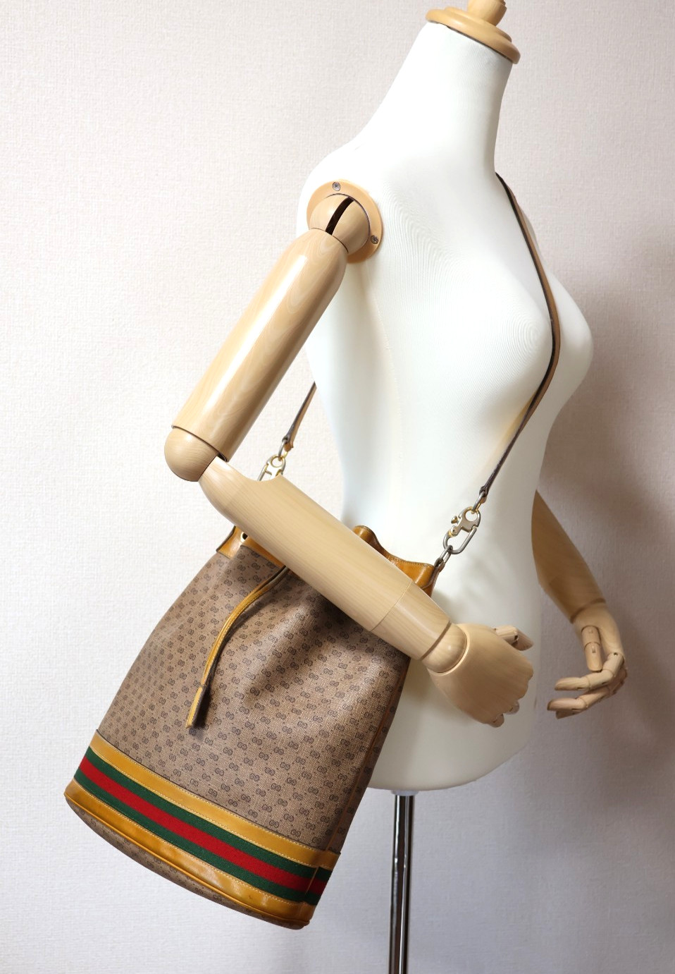 GUCCI VINTAGE Drawstring Shoulder Bag Sherry Micro-GG Camel Classic Authentic