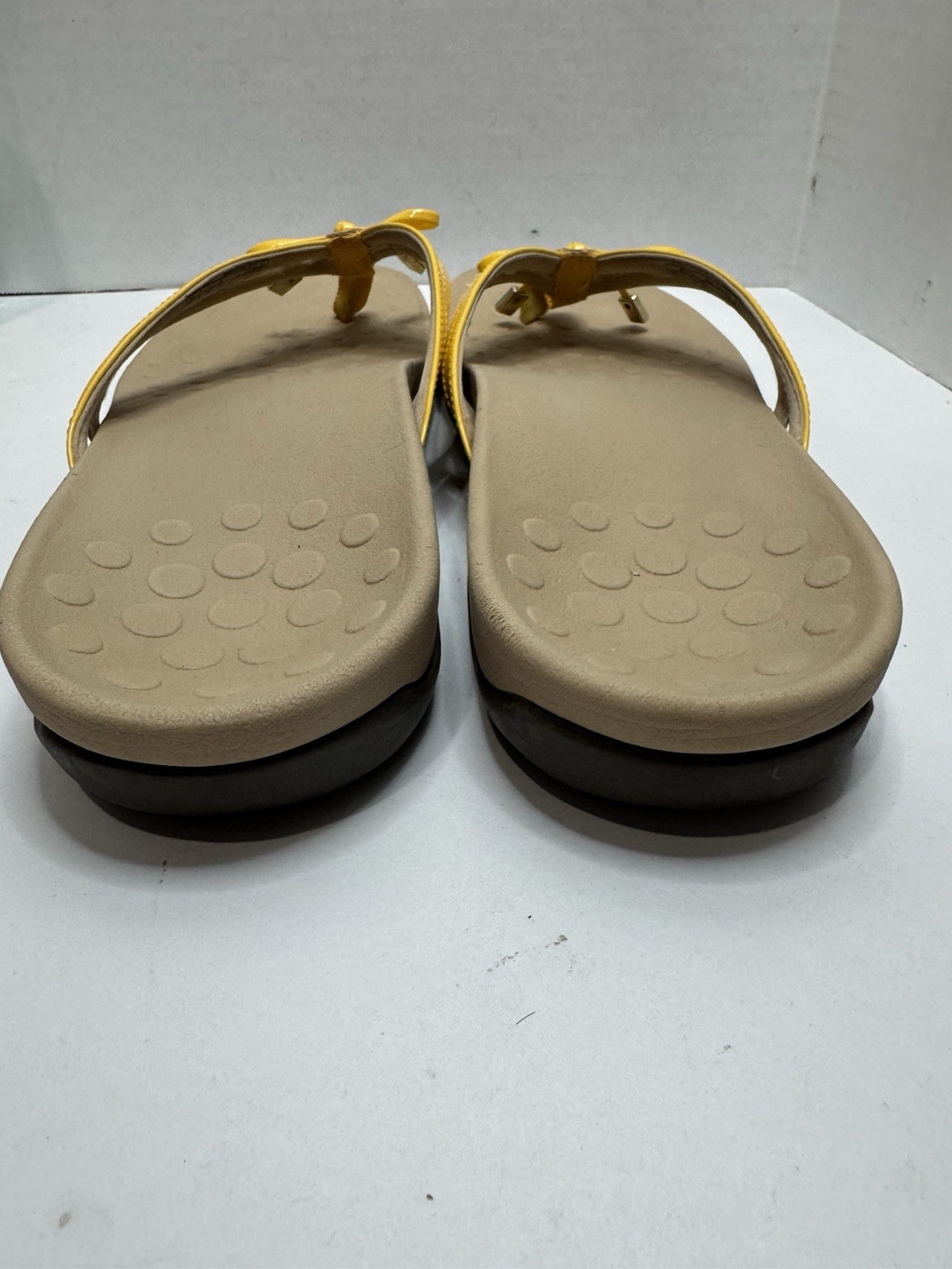 Vionic Bella II Yellow Patent Toe-Post Slip On Sandals Size 11 Bow Slide Comfy