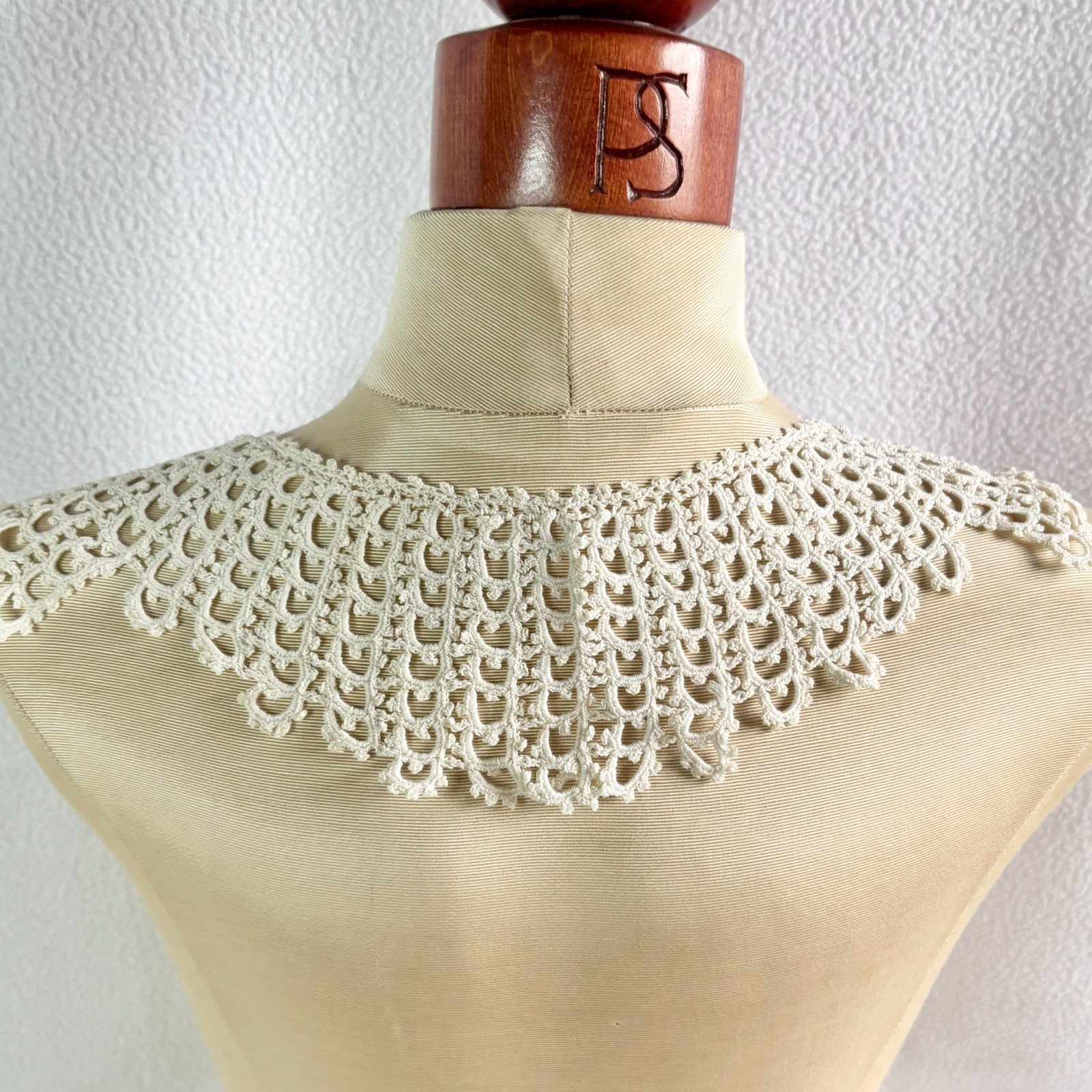Vintage White Tatted Detached Collar