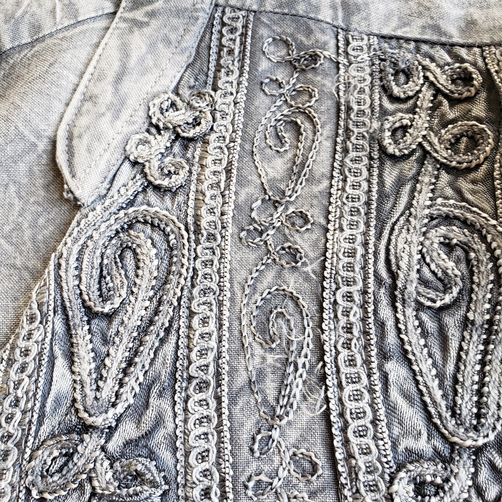 Boutique Embroidered Tunic Top L/XL Dove Gray Button Front Tie Back Boho Artsy