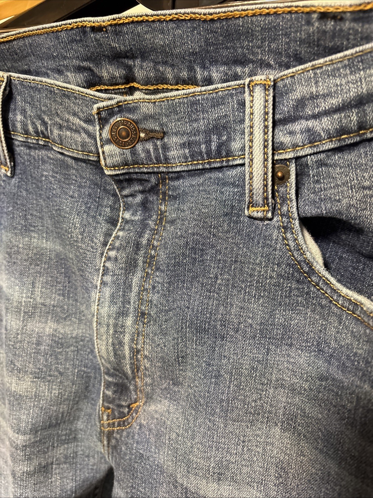 LEVIS 505 Men’s Jeans Size 38 x 34 Med Wash Blue Denim Relaxed Fit Straight Leg
