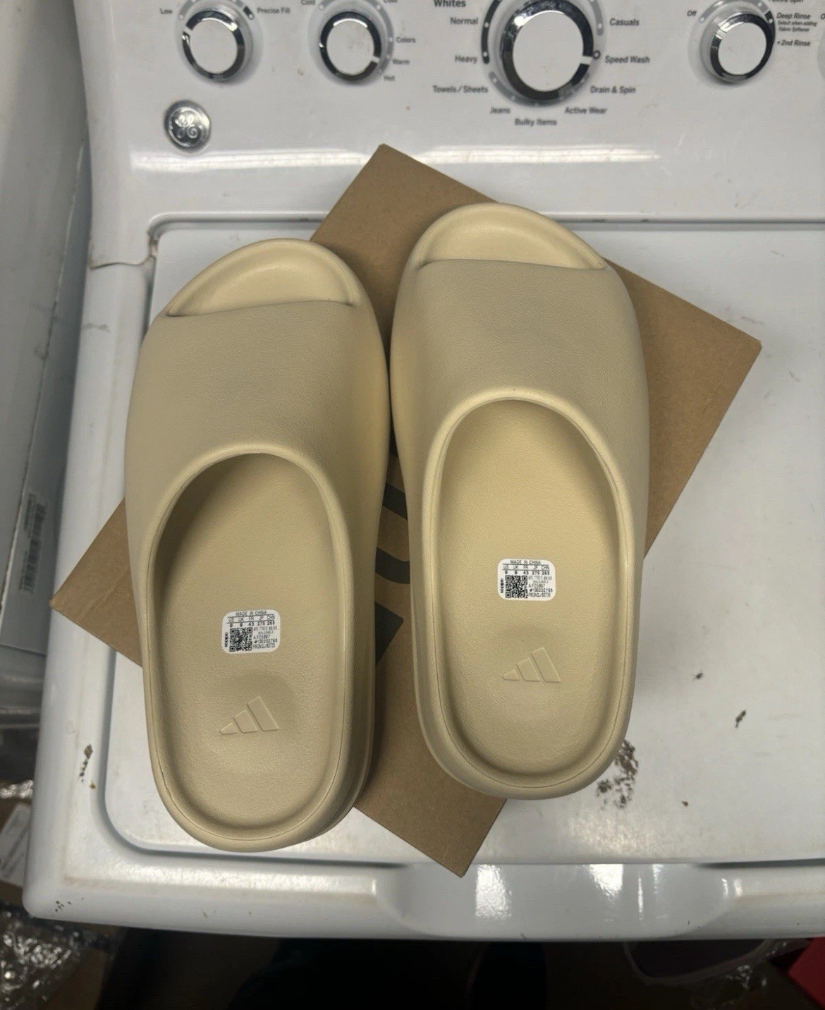 adidas Yeezy Slide Men’s Sandals Beige Size 9 Comfort Slip On Synthetic