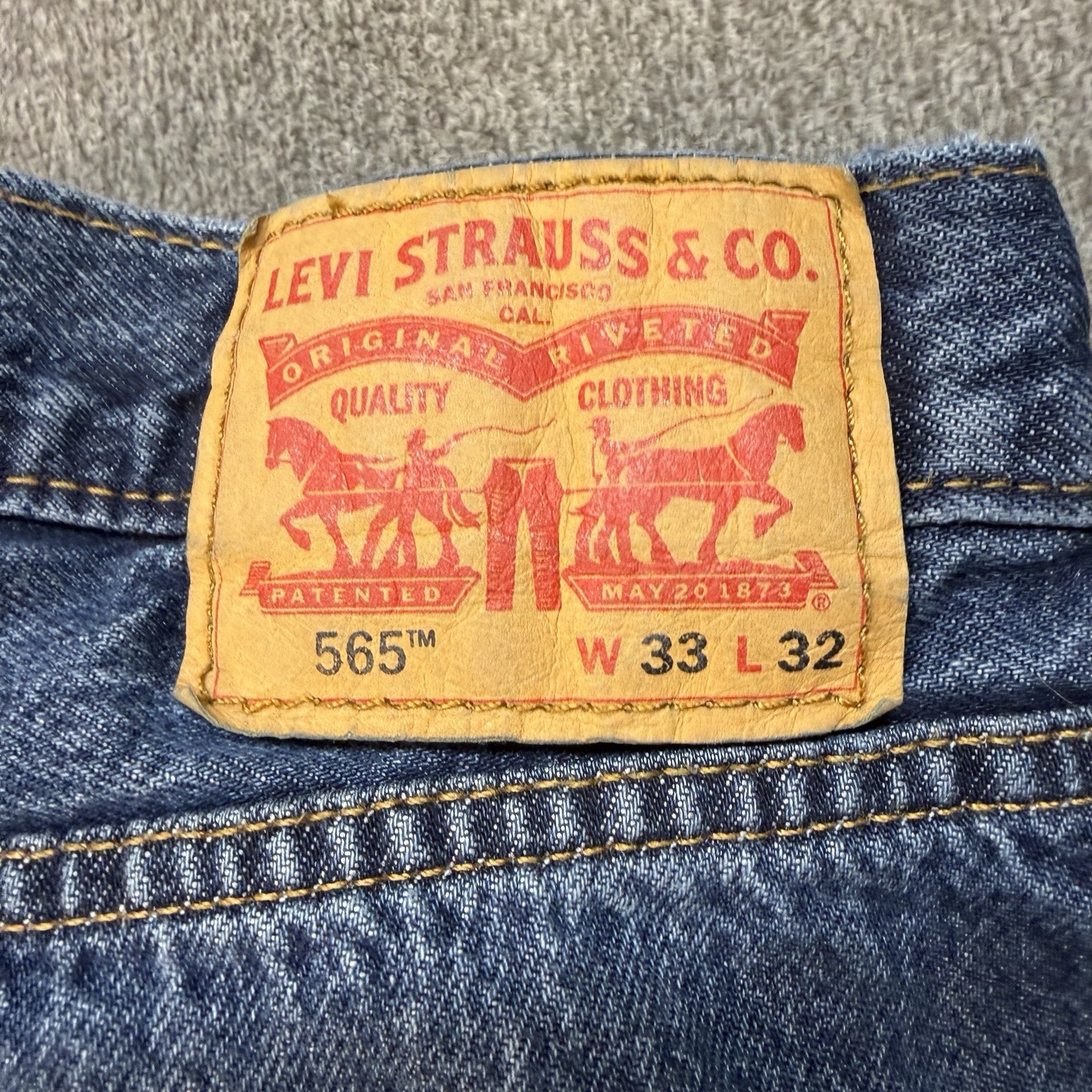 levi’s 565 33×32 dark wash jeans excellent condition regular fit