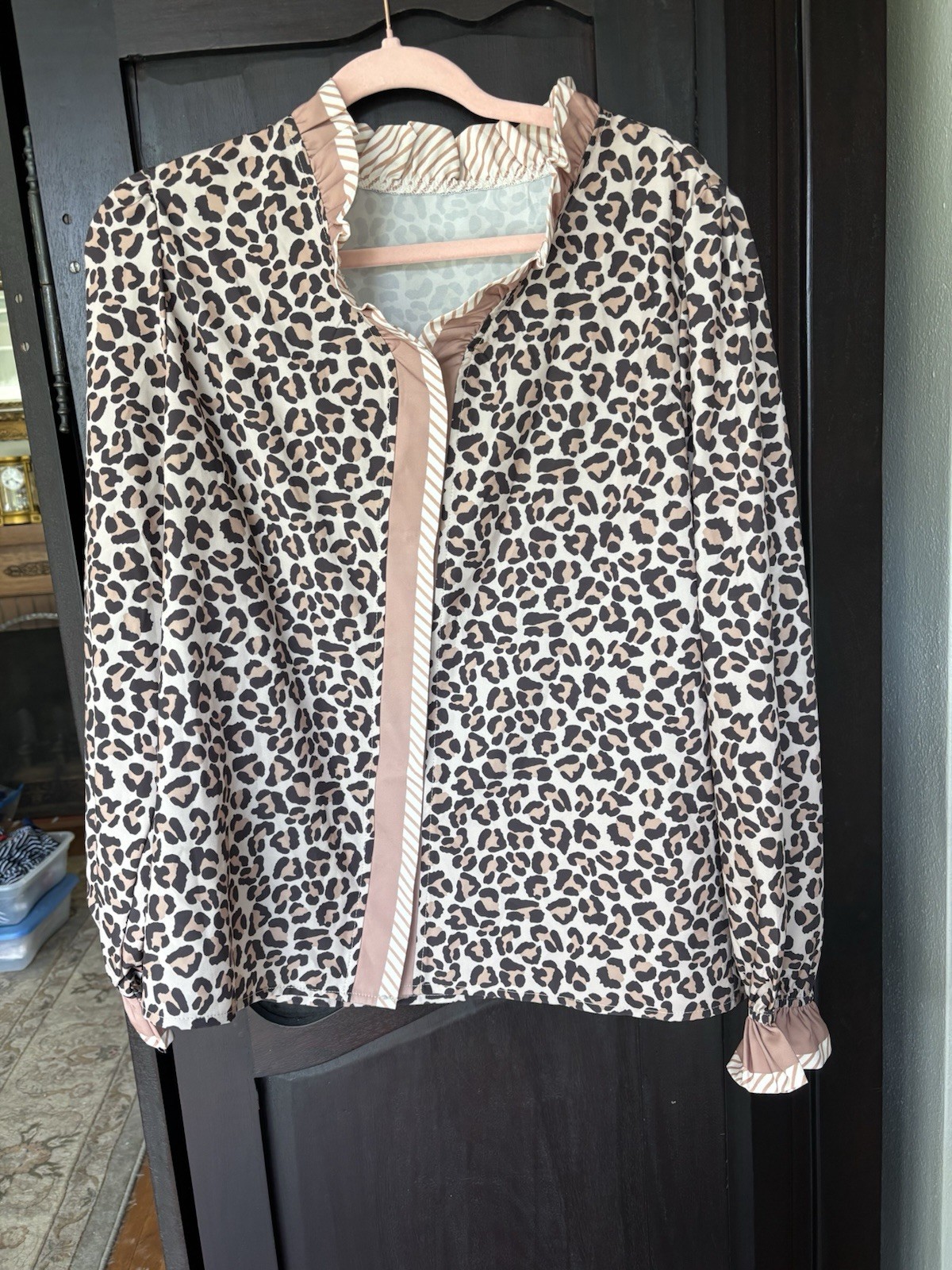 Women’s L Beige/Black Leopard Print Ruffle Collar Button Blouse LS