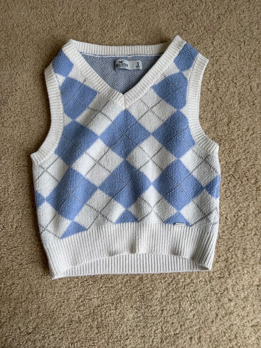 Hollister Women’s Blue and White Argyle Cropped V-Neck Sweater Vest