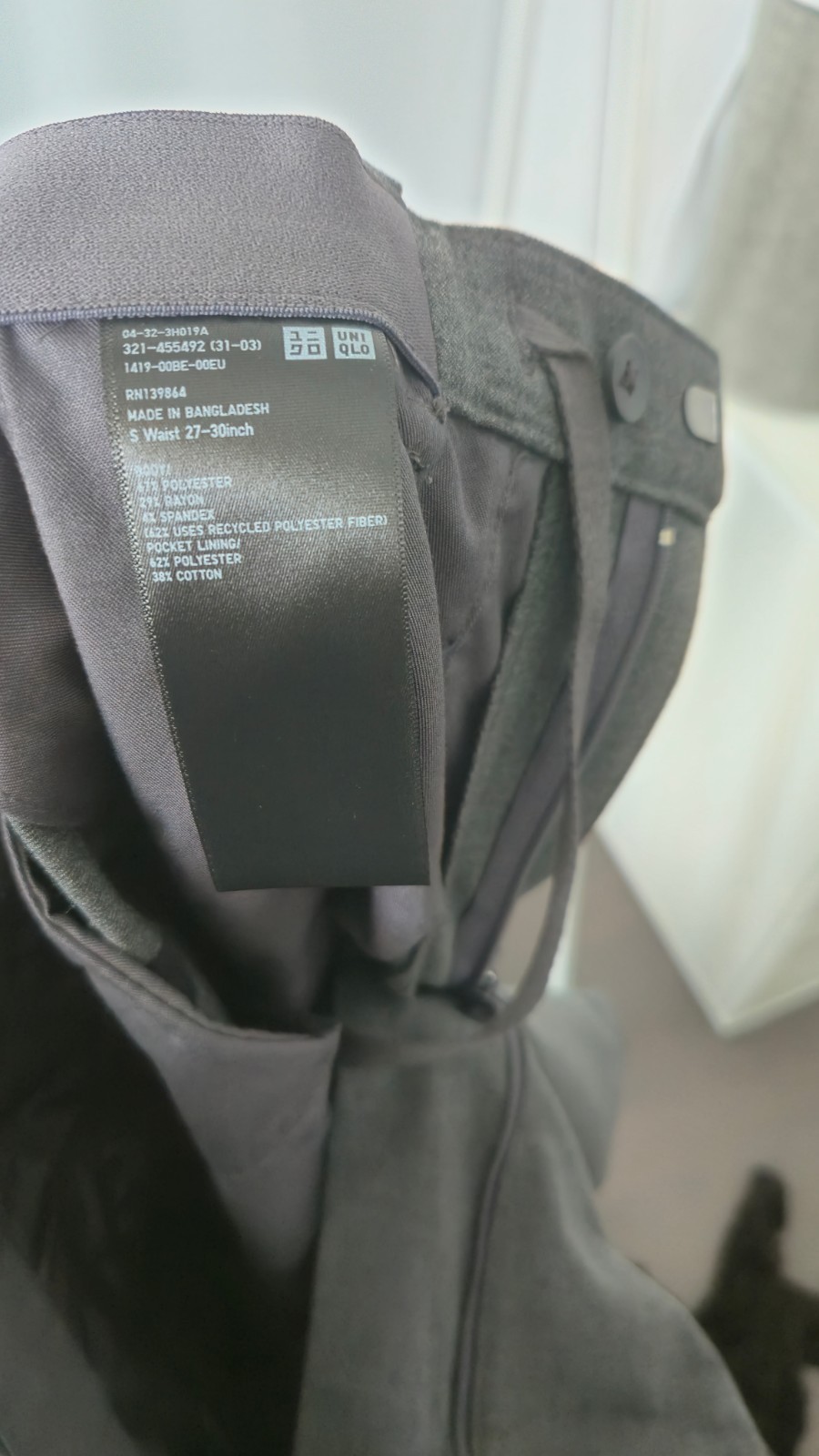 UNIQLO Gray Smart Ankle Pants Men’s (2-Way Stretch) – Size Small