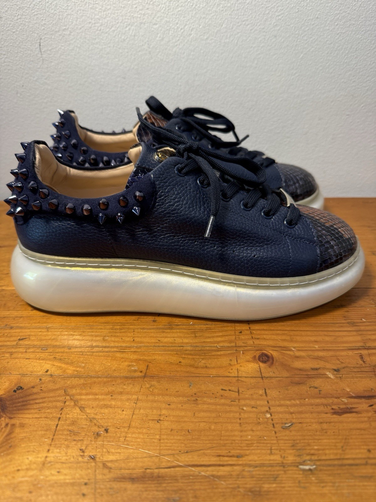 Vinci The Venezia Dark Blue Leather Women Spiked Sneakers Size 38 MSRP $450.00