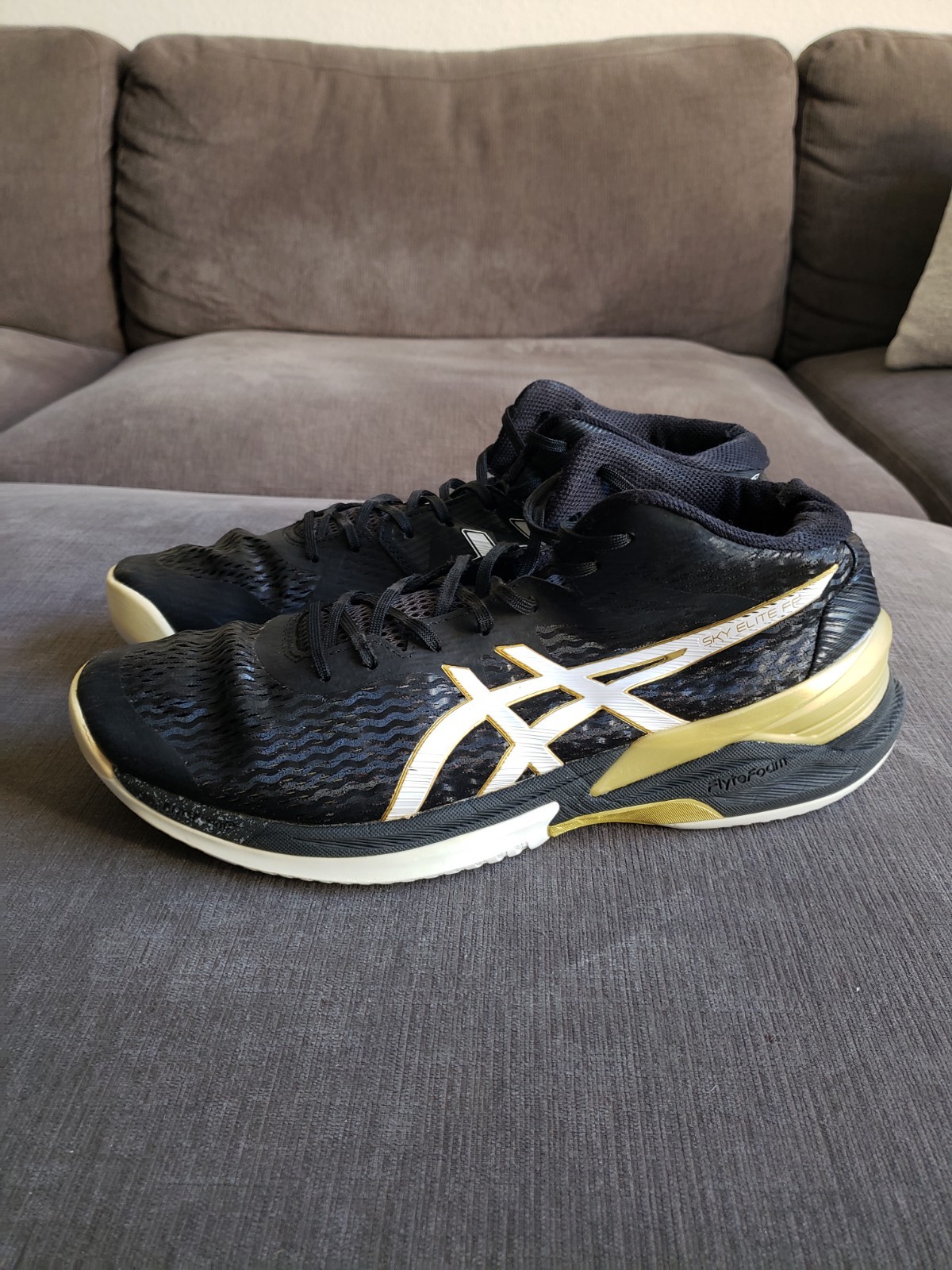 Size 13 – Asics Men’s Sky Elite FF Black Gold Volleyball Shoes Mid Top READ DESC