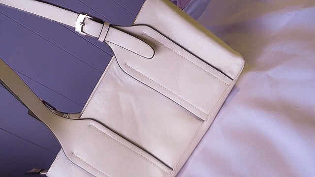 White Handbag Tote Bag ( Pre-Owned/ EXCELLENT CONDITION)