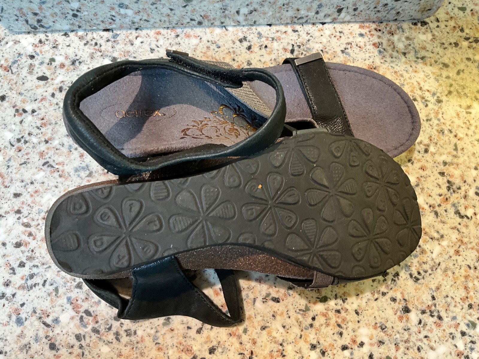 AETREX BRYNN SANDALS SIZE 7/37 BLACK/SILVER WEDGE WOMENS SHOES