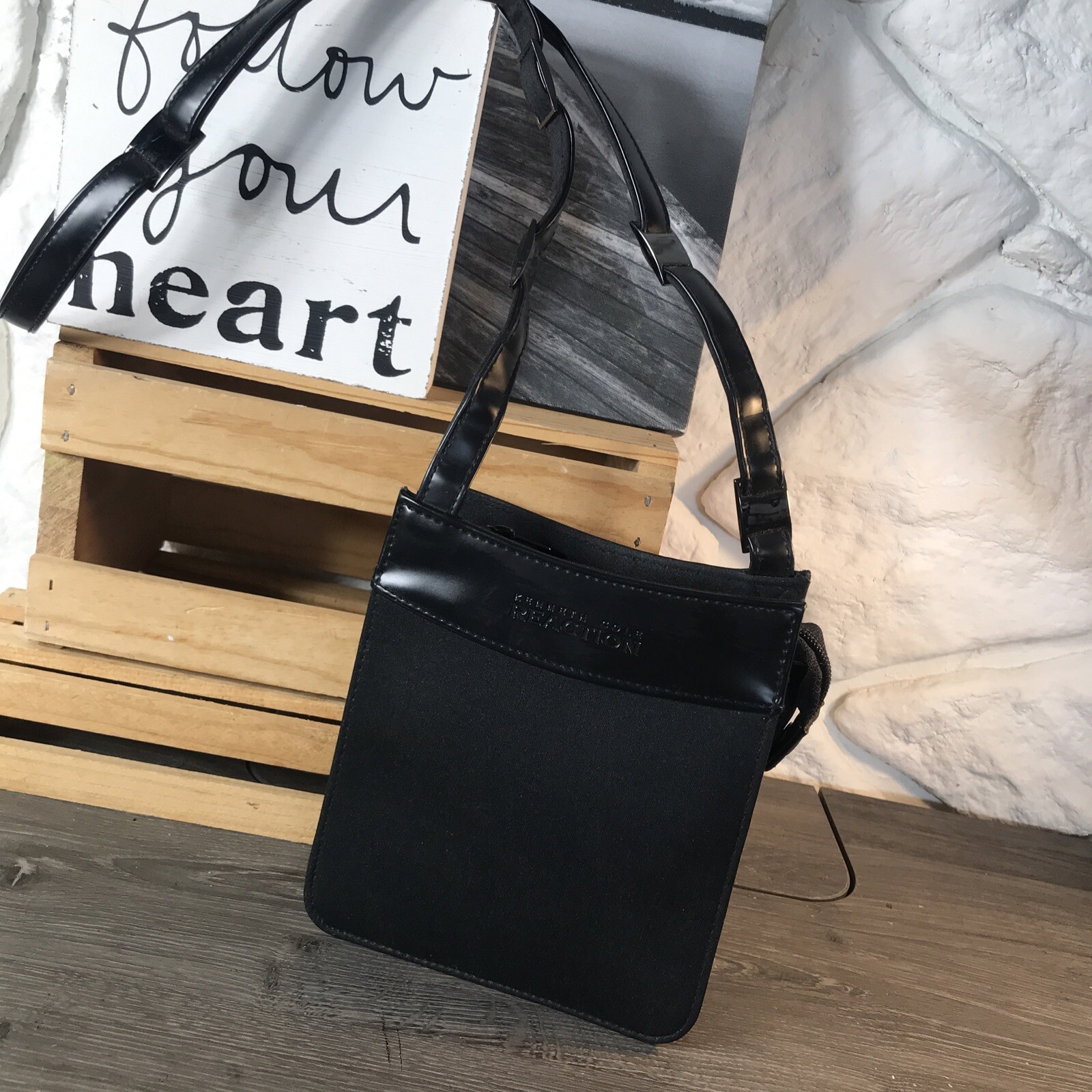 Kenneth Cole Reaction Black Canvas Nylon Logo Zip Crossbody PreOwned EUC