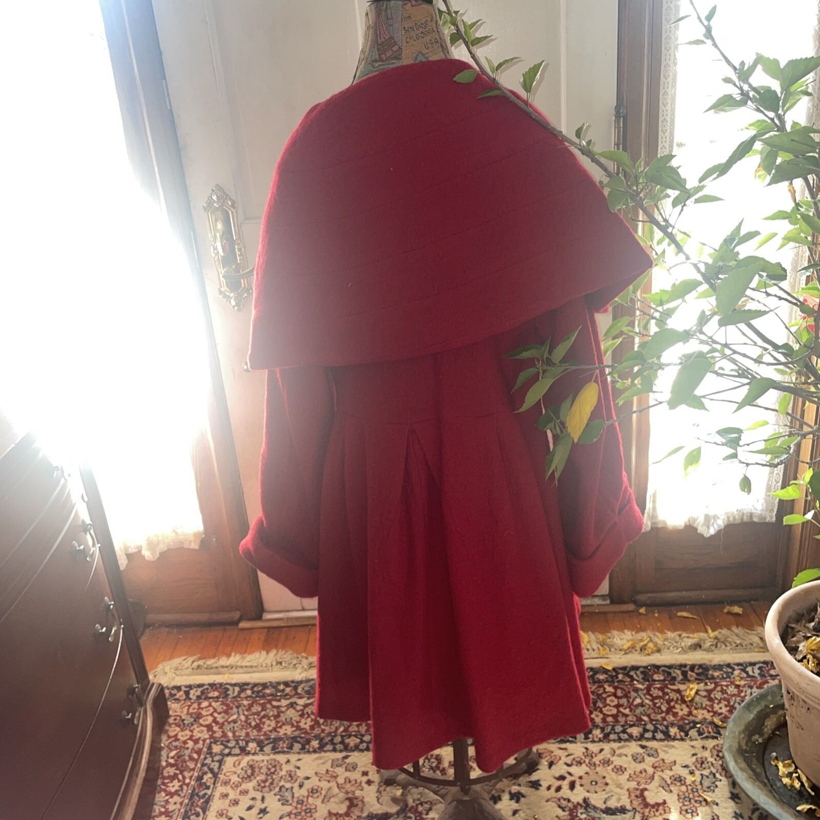PETERMAN VTG 40’s STYLE DEEP RED WOOL COAT w/ FLARED & PLEATED BACK. STUNNING