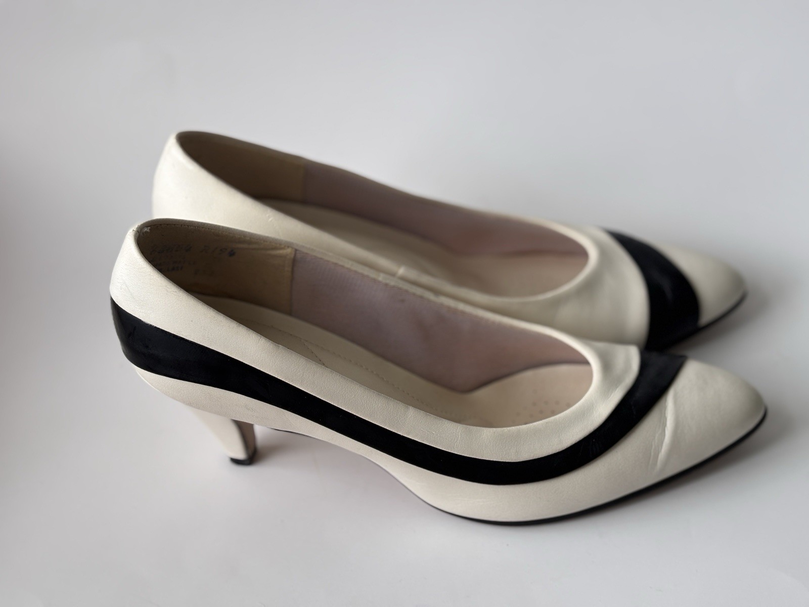 Vintage 1960s Comfort Plus Ivory Black Kitten Heels Pumps Mad Men Size 8.5 B